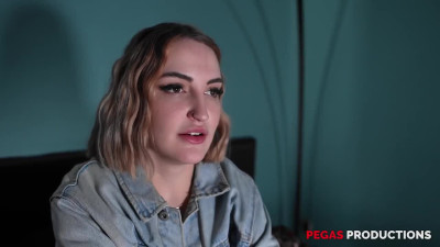 Pegas Productions - Une Fille Cute Fourrée dans Douche après avoir écouter un Film dHorreur