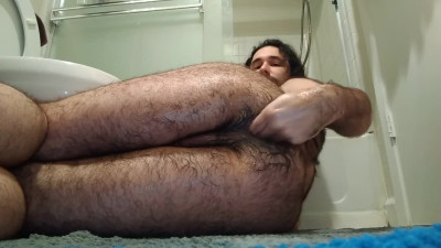 Man fists himself, impales ass on fist sensually, gapes