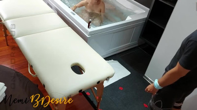 Moglie riceve massaggio erotico con olio mentre ingoia il cazzo del fisioterapista davanti al marito