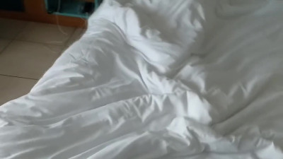 Petit Coup Doeil Sous Le Drap Au Réveil