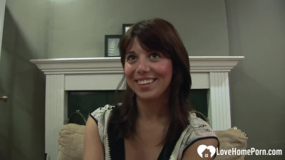 Cutie shows off her solo masturbation skills