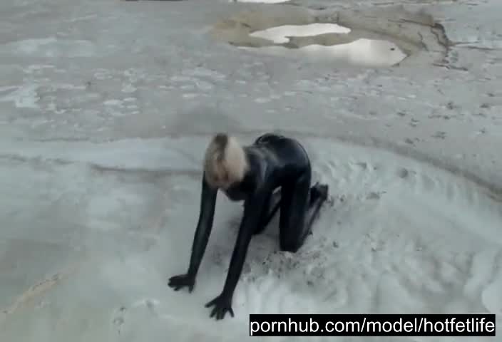 Watch Super Hot Blond Girl in Black Latex Catsuit + High Heels and Sunglasses Bathes in the Mud - Mud Bath Short Sex Videos - Duration: 07:04 | ePornNEW.