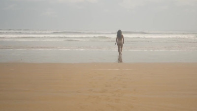 Hot Teen Girlfriend Surprises her Boyfriend with her Wet Pussy on a Public Beach!