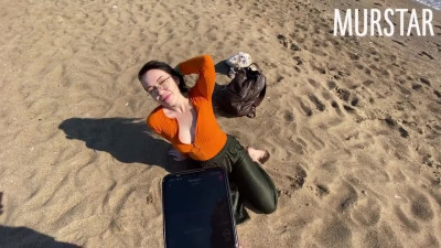 The Bitch was Excited by an Interactive Toy and Sucked on the Beach || Murstar