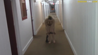 Teen Couple Daringly Fuck in Hotel Hallway