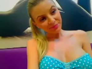 Blondie Stuffs Her Anus to the Max