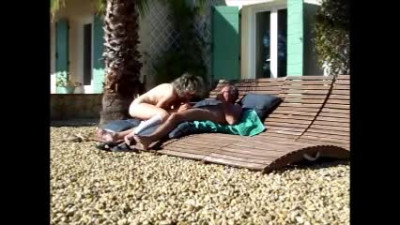 mon mari se branle sur a terrasse et je le suce avant de me faire pénétrer