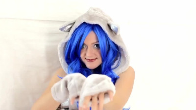 Cosplayer penetrates her hairy pussy with a banana