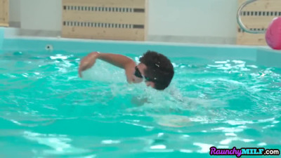 Inked MILF deepthroats and pussyrammed in pool by her lover