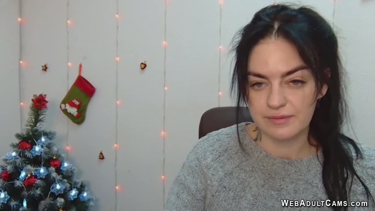 Watch Brunette babe LeksyPapii in grey sweater posing in front of webcam Short Sex Videos - Duration: 05:06 | ePornNEW.