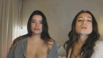 Petite Nikki and Curvy Tatti lisbian live show