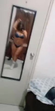 Adilene presumiendo el culo en tanga azul