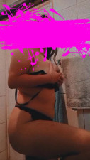 Pareja luciendo su culito y tetas mientras se toca para mi