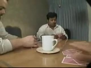 Eles jogaram cartas e depois a foderam