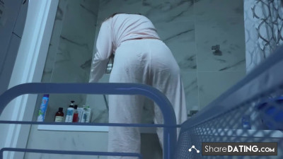 Teen babe secretly masturbates on webcam in bathroom.