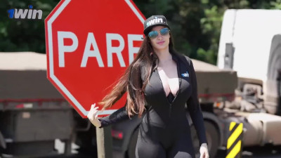 Sexy brown-haired blows on the street - super hot xxx porn!
