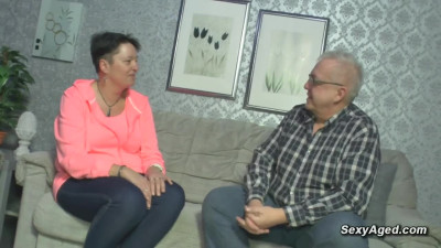 Amateur German old couple Nicole S and Willi enjoying passionate sex on the couch