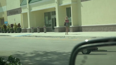 Little blonde gets fun in the car-Naomi Woods 00_00_05-00_41_59