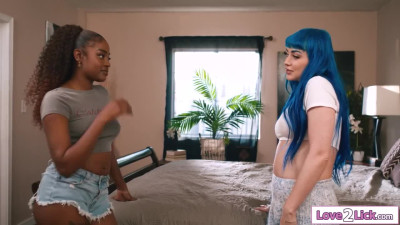 Ebony shows her roommate how she squirts n lets her taste it