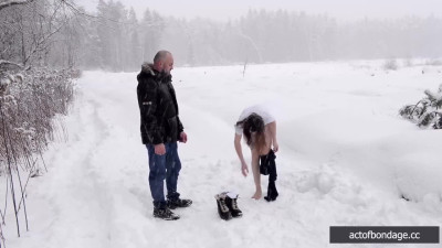 Vika tied up in the snow