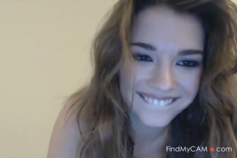 Gorgeous Cam Babe Get Naked and Masturbate